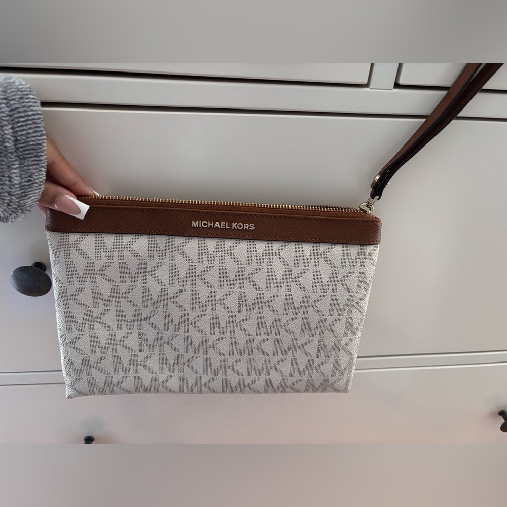 michael kors hand bag!